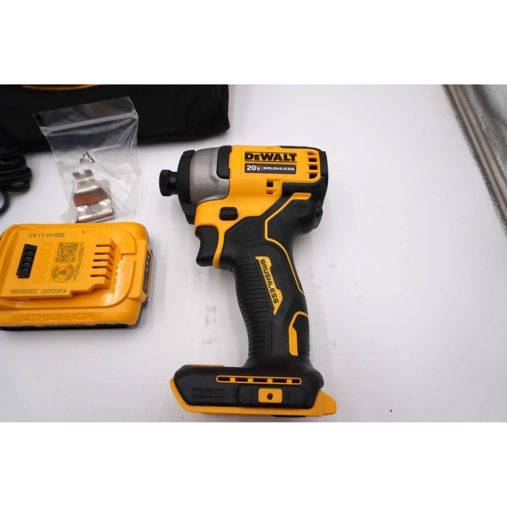 DeWALT  DCF809 20V MAX Brushless Impact Driver Kit Battery Charger Bag