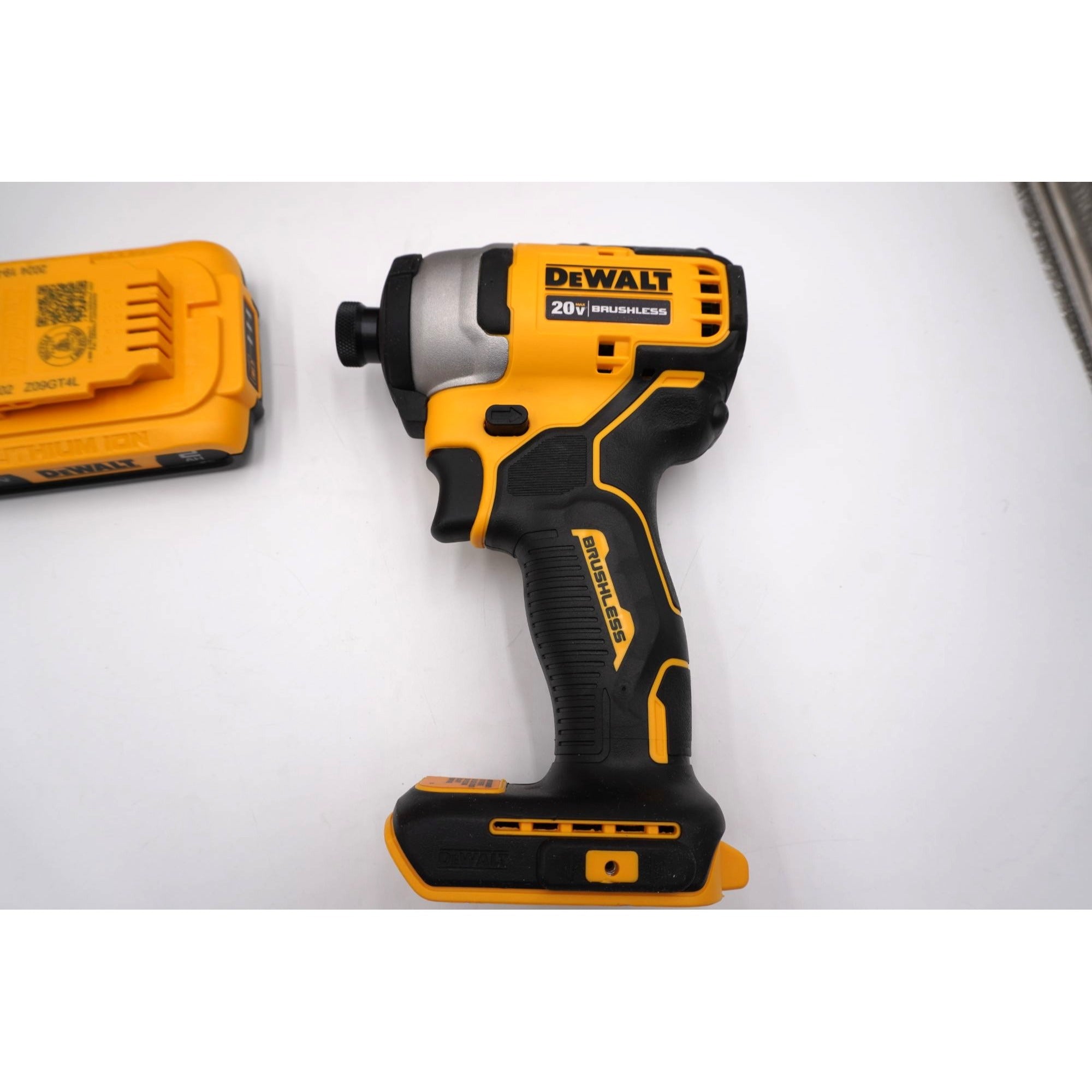 DEWALT DCF809 20V MAX Brushless Impact Driver Kit Battery Charger Bag